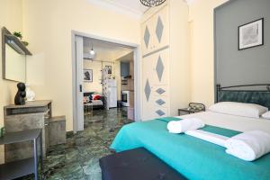 アイギナにあるThe heart of Aegina 4のタオルが敷かれたベッドのある寝室