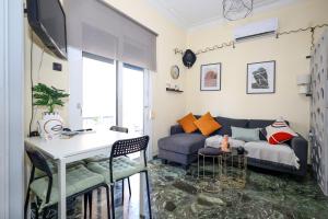 アイギナにあるThe heart of Aegina 4のソファとテーブルのあるリビングルーム