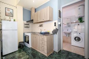 アイギナにあるThe heart of Aegina 4の小さなキッチン(シンク、洗濯機付)