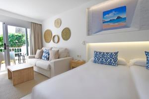 
Een bed of bedden in een kamer bij Portinatx Beach Club Hotel
