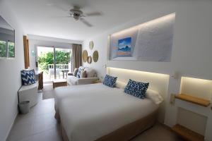 Ein Zimmer in der Unterkunft BG Portinatx Beach Club Hotel