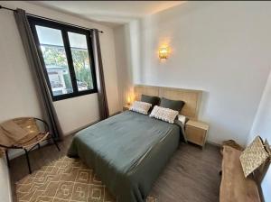 Una cama o camas en una habitación de Villa Babet Grand Loft Piscine & Jacuzzi privés 21 fotos más