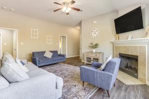 Una televisión o centro de entretenimiento en Pet-Friendly Texas Retreat with Fenced-In Yard!