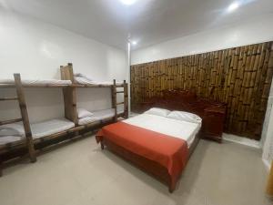 ein Schlafzimmer mit einem Bett und zwei Etagenbetten in der Unterkunft I Love Villa Victoria Resort in Victoria