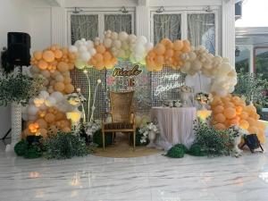 ein Haufen Luftballons in einem Raum mit einem Tisch in der Unterkunft I Love Villa Victoria Resort in Victoria