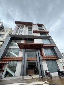 索姆纳特Hotel Madhukta Inn的两辆摩托车停在高楼前