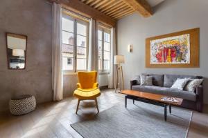 een woonkamer met een bank en een gele stoel bij Pearl - Furnished apartment - Downtown Lyon in Lyon
