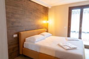 Posto letto in camera con muro di mattoni di Cima del ricordo a Pontagna