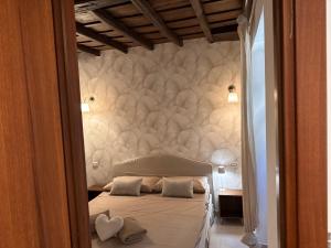 アルバーノ・ラツィアーレにあるDimora Ninfeo 2 rooms 2 bathrooms private parkingのベッドルーム1室(ハート2つ付)