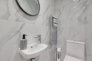 Ένα μπάνιο στο 5BDR Apartment By Homestyles Hosts Short Lets & Serviced Accommodation Widford With Free WiFi & Free Parking +77 φωτογραφίες