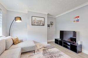 Μια τηλεόραση ή/και κέντρο ψυχαγωγίας στο 5BDR Apartment By Homestyles Hosts Short Lets & Serviced Accommodation Widford With Free WiFi & Free Parking