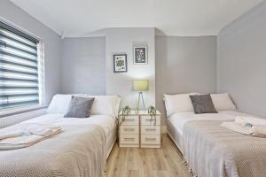 Ένα ή περισσότερα κρεβάτια σε δωμάτιο στο 5BDR Apartment By Homestyles Hosts Short Lets & Serviced Accommodation Widford With Free WiFi & Free Parking