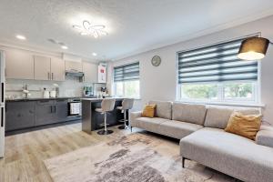 Η κουζίνα ή μικρή κουζίνα στο 5BDR Apartment By Homestyles Hosts Short Lets & Serviced Accommodation Widford With Free WiFi & Free Parking