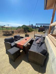 eine Gruppe Stühle, ein Tisch und ein Picknicktisch in der Unterkunft M1 Ferienwohnung in Uttenweiler