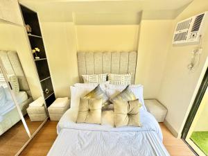 Postel nebo postele na pokoji v ubytování 2BR Davao City Center Condo Pool