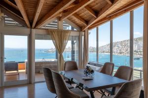 a dining room with a table and chairs at Paris Luxury Penthouse in Sarandë