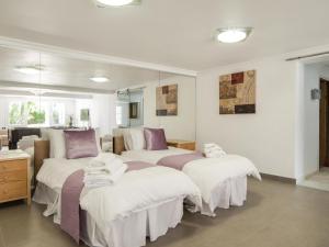 Un pat sau paturi într-o cameră la Villa de lujo en Marbella para eventos con servicios exclusivos - ES-175-2