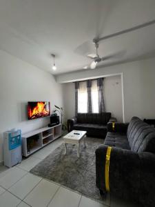 TV a/nebo společenská místnost v ubytování Buxton Point Kandy Three Bedroom Family House
