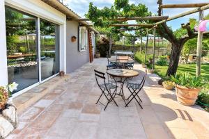 a patio with a table and chairs on it at La Maison du Mazet in Maillane