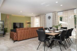 un soggiorno con un divano, un tavolo e delle sedie di Casa Olé - City Villa Labin a Labin