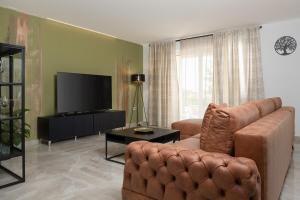 un soggiorno con divano e TV a schermo piatto di Casa Olé - City Villa Labin a Labin