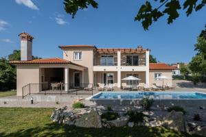 una casa con una piscina di fronte di Casa Olé - City Villa Labin a Labin