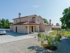 una casa con un'auto parcheggiata davanti di Casa Olé - City Villa Labin a Labin Altre 53 foto