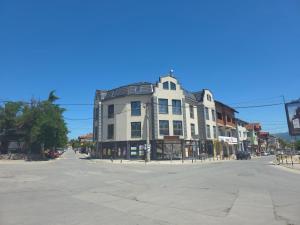 El barrio en el que está el departamento o un barrio cercano