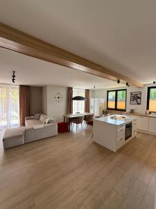 Televízia a/alebo spoločenská miestnosť v ubytovaní ApartSki 18d