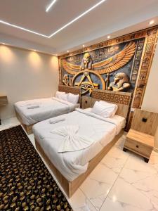 Un pat sau paturi într-o cameră la Kemitt pyramids view inn