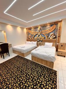 Un pat sau paturi într-o cameră la Kemitt pyramids view inn