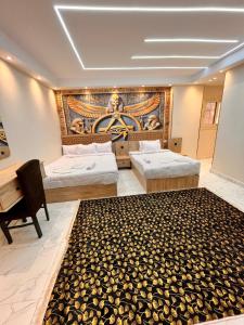 Un pat sau paturi într-o cameră la Kemitt pyramids view inn