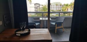 a room with a table and chairs and a window at Il Ducale a Playa del Inglés in Playa del Ingles