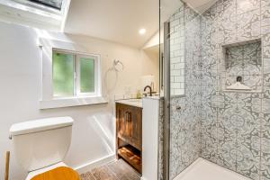 Ένα μπάνιο στο 3 Mi to Lake Arrowhead Village Dog-Friendly Cabin +28 φωτογραφίες