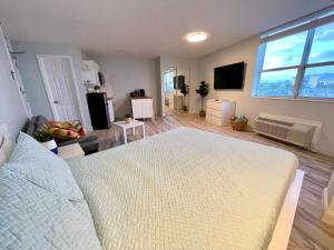 Gallery image of Beachside Studio w Ocean View Steps to the Sand in Daytona Beach