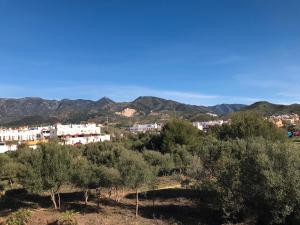 una vista di una città con le montagne sullo sfondo di Apartamento Luminoso Marbella a Marbella