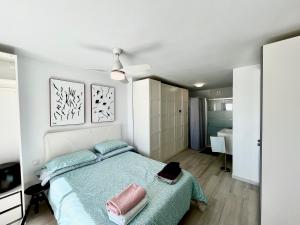 una camera da letto con un letto e un ventilatore a soffitto di Apartamento Luminoso Marbella a Marbella Altre 29 foto
