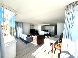 un soggiorno con un divano e un tavolo di Apartamento Luminoso Marbella a Marbella