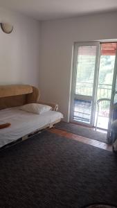 Postel nebo postele na pokoji v ubytování Apartmani Krsman 1