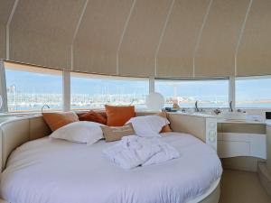 a bed in the middle of a boat at ANTHENEA Trebeurden in Trébeurden