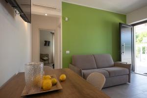 セルヴァ・ディ・ファザーノにあるVILLA NUCCI by Apulia Hospitalityのテーブルとソファのあるリビングルーム