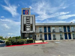 ウェスト・モンローにあるMotel 6-West Monroe, LAの目の前に看板があるホテル