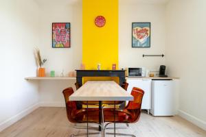 a kitchen with a table and chairs in a room at Pop'Arras - Studio Hyper centre d'arras in Arras