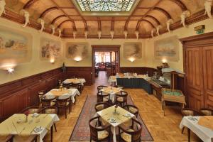 Una vista aérea de un restaurante con mesas y sillas. en Hotel Elefant, en Schwerin