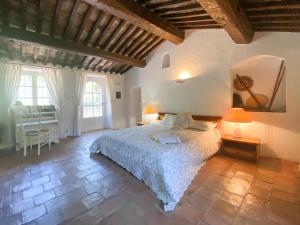 una camera da letto con un letto grande in una stanza di Bergerie a Grimaud