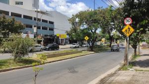 ein Straßenschild am Straßenrand in der Unterkunft Kitnet independente confortável e muito bem localizada in Belo Horizonte + 12 Fotos