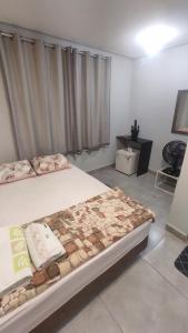 ein Schlafzimmer mit zwei Betten und einem Fenster in der Unterkunft Kitnet independente confortável e muito bem localizada in Belo Horizonte