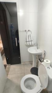ein Badezimmer mit Toilette und Waschbecken in der Unterkunft Kitnet independente confortável e muito bem localizada in Belo Horizonte