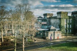 een groot gebouw met klimop aan de zijkant bij Waddell Hall, University of Cumbria in Lancaster