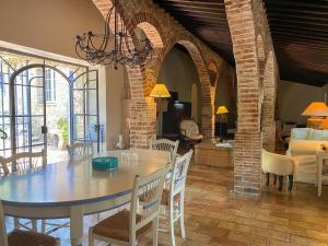 una sala da pranzo con tavolo e sedie di Bergerie a Grimaud
